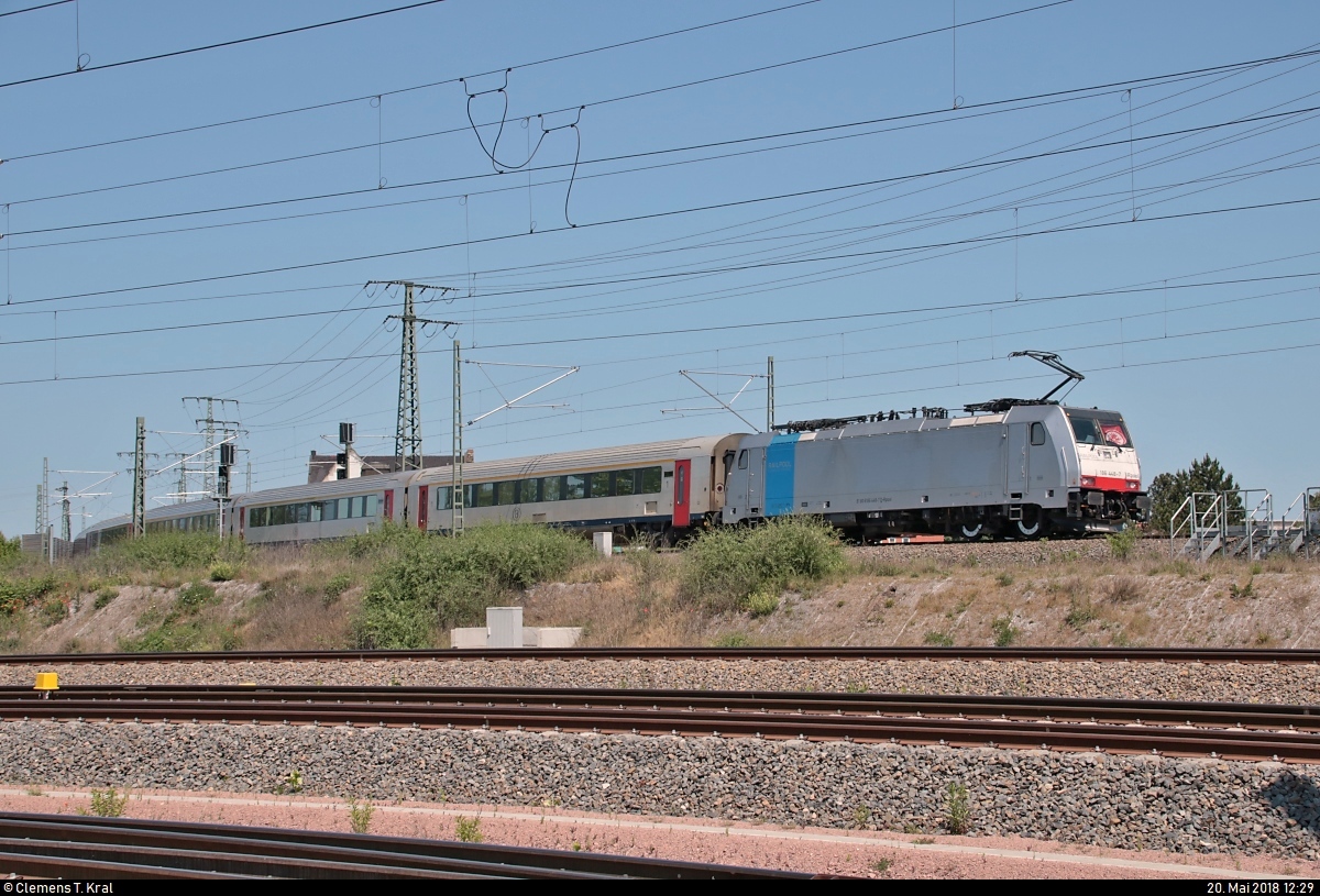 Eigentlich auf einen Classic-Courier-Zug gewartet, kam wieder ein anderer, für mich im Voraus unbekannter Sonderzug etwa zur selben Zeit vorbei:
186 448-7 Railpool als DPF 1841 von Berlin Hbf nach Frankfurt(Main)Hbf fährt in Halle (Saale), Karl-von-Thielen-Straße, auf der Ostumfahrung für den Güterverkehr.
Dieser Zug diente der Beförderung von Fans der Eintracht Frankfurt vom Pokalfinale gegen den FC Bayern München zurück in die Heimat.
(Neubearbeitung)
[20.5.2018 | 12:29 Uhr]