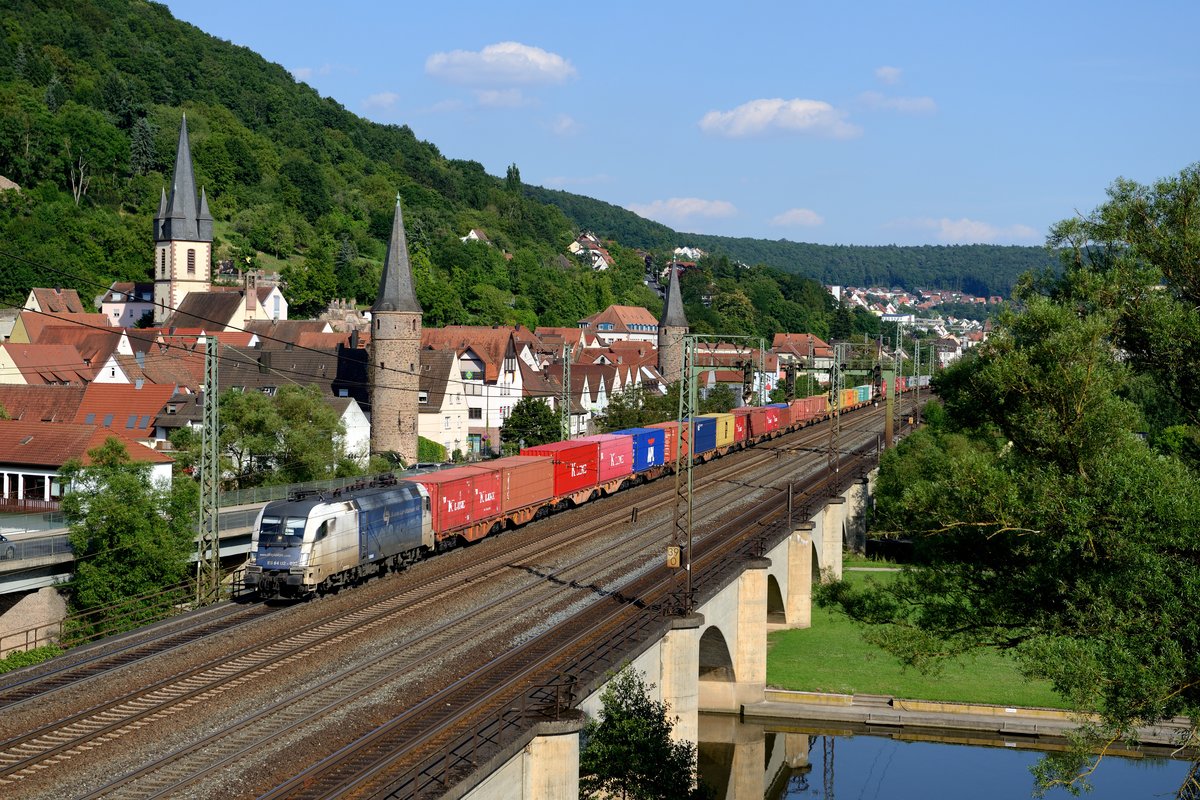 Eigentlich die besten Vorraussetzungen für eine schöne Aufnahme: Warmes Abendlicht, kaum störender Verkehr auf der Bundesstrasse im Hintergrund, der DGS 43954 von Enns Hafen nach Weddewarder Tief komplett und schön bunt beladen - doch mit ES 64 U2 022 der Wiener Lokalbahn war der wohl ungepflegteste Taurus auf Europas Schienen vorgespannt. Klarer Abzug in der B-Note. Gemünden am Main, 18. Juli 2014.