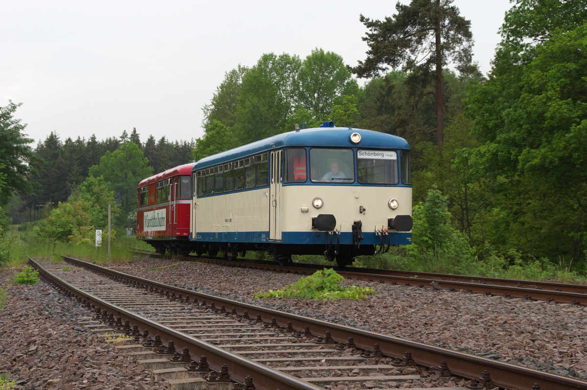 Eigentlich ein illustres Gespann. VT 3.07 und VS 998 -01. Zu erleben ist diese Zusammensetzung auf der Wisentatalbahn zwischen Schönberg Vogtland und Schleiz West. Also eine Touristen- und Museumsbahn mit Alleinstellungsmerkmal. 28.05.2016 Bahnstrecke 6656 Schönberg - Schleiz am Feldweg BÜ beim Bürgerhaus Schönberg. Der Zug näher sich Schönberg aus Schleiz kommend.
