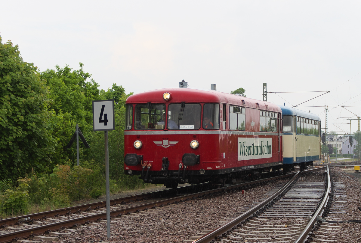 Eigentlich ein illustres Gespann. VT 3.07 und VS 998 -01. Zu erleben ist diese Zusammensetzung auf der Wisentatalbahn zwischen Schönberg Vogtland und Schleiz West. Also eine Touristen- und Museumsbahn mit Alleinstellungsmerkmal. 28.05.2016 Bahnstrecke 6656 Schönberg - Schleiz am Feldweg BÜ beim Bürgerhaus Schönberg. Die Strecke rechts, Schönberg - Hirschberg (Rettenmeier Ullersreuth) wird zur Zeit nicht befahren. Leider verkehren die Holztransporte über die Straße.