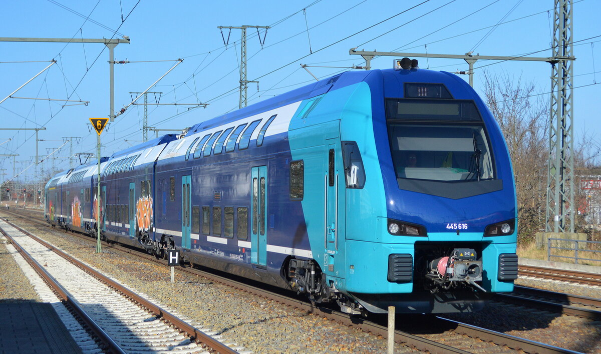 Eigentlich ein toller Blickfang (Sichtung), ein nagelneuer in blauer Lackierung der DB Regio - Region Nord Stadler Doppelstock KISS  445 616  (NVR:  94 80 0445 616-6 D-DB.......  am 28.02.22 Durchfahrt Bf. Golm (Potsdam). Allerdings voll mit Graffiti, ein Armutszeugnis das zum einen weder STADLER noch die DB AG in der Lage sind ihre Fahrzeuge zu bewachen und zum anderen diese Schmierereien (Zerstörungen) nach wie vor nur wie eine Ordnungswidrigkeit rechtlich verfolgt werden anstelle als Straftat notfalls auch mit Knastaufenthalt geahndet zu werden, vielleicht braucht Deutschland nicht nur in der Außen- und Verteidigungspolitik mal eine Zeitenwende?   