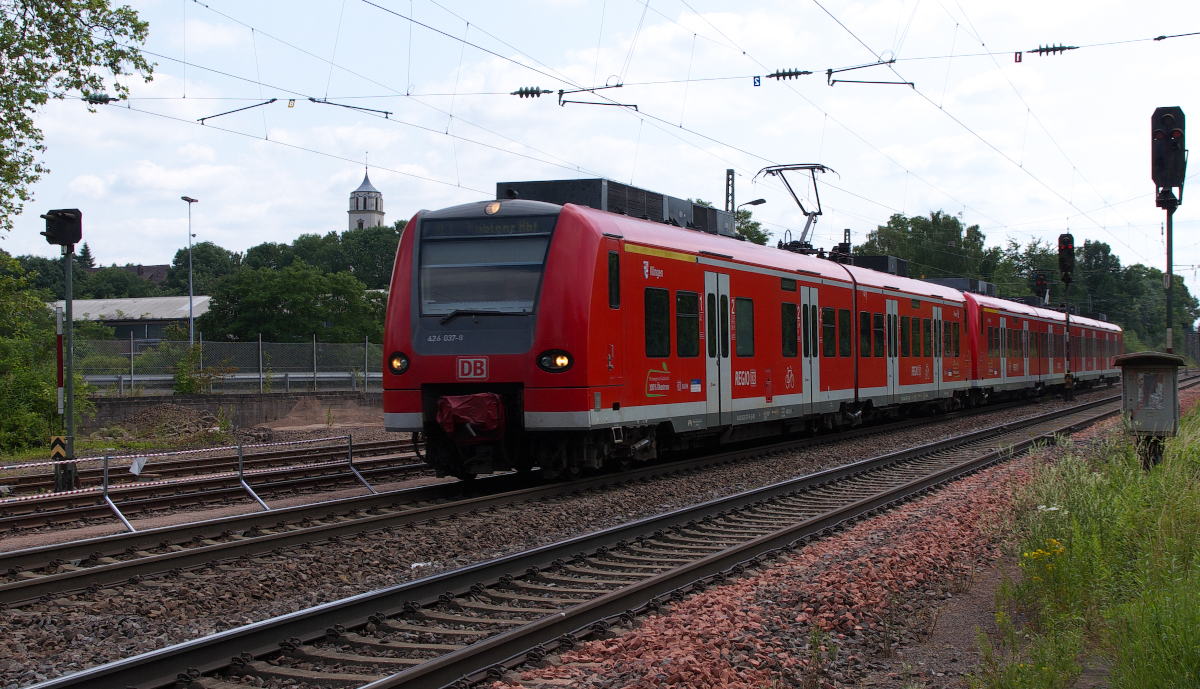 Eigentlich eines RE unwürdig ist diese Bespannung. 426 037 und ein 425er sind als RE1 von Saarbrücken nach Koblenz unterwegs. Wer die ganze Fahrt auf den harten Quietschie Sitzbänken durchleben muss, hätte eigentlich ein Recht auf Fahrgeldentschädigung.
Bahnstrecke 3230 Saarbrücken - Karthaus Durchfahrt Luisenthal am 12.07.2013