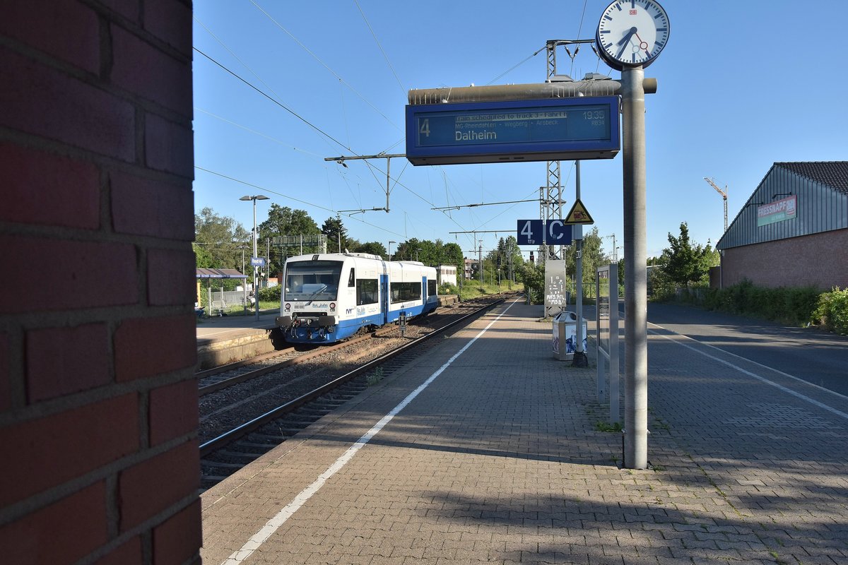 Eigentlich fährt die RB 34 nach Dalheim vom Gleis 4 aus, aber aus einem mir nicht bekannten Grund fährt der VT 745 von Gleis 3 aus. Rheydt Hbf 12.6.2019