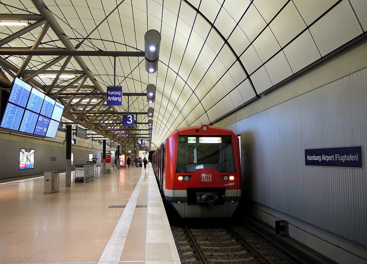 Eigentlich fahren die Züge ja von hier aus über die Innenstadt nach Blankenese. An diesem Tag aber leider nur knapp drei Kilometer weit bis  Ohlsdorf , von dort geht´s weiter mit Busersatzverkehr - Gleisarbeiten auf der Strecke bis  Barmbek . Hamburger S-Bahnstation  Flughafen , 1.5.2014
