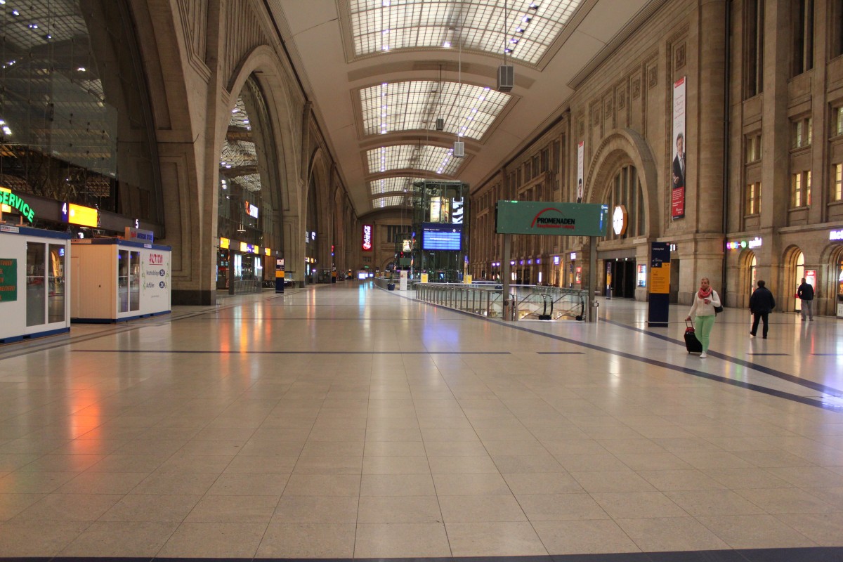 Eigentlich ist freitagfrh 06:35 viel los in Leipzig Hbf, da viele mit der Bahn auf Arbeit fahren oder in den Urlaub wollen. Aber aufgrund der Vollsperrung vom 25.09 bis 29.09.2013 des Hbf ist recht wenig los.  