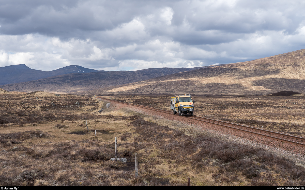 Eigentlich hatte ich ja mit einer dreistündigen Zugspause gerechnet, doch nach nicht mal einer Stunde bewegte sich am 25. April 2019 überraschend bereits wieder etwas am Horizont. Aus Richtung Fort William angefahren kam ein Iveco Zweiwegefahrzeug von Network Rail zur Streckenkontrolle. Aufgenommen im Rannoch Moor kurz nach Corrour.
