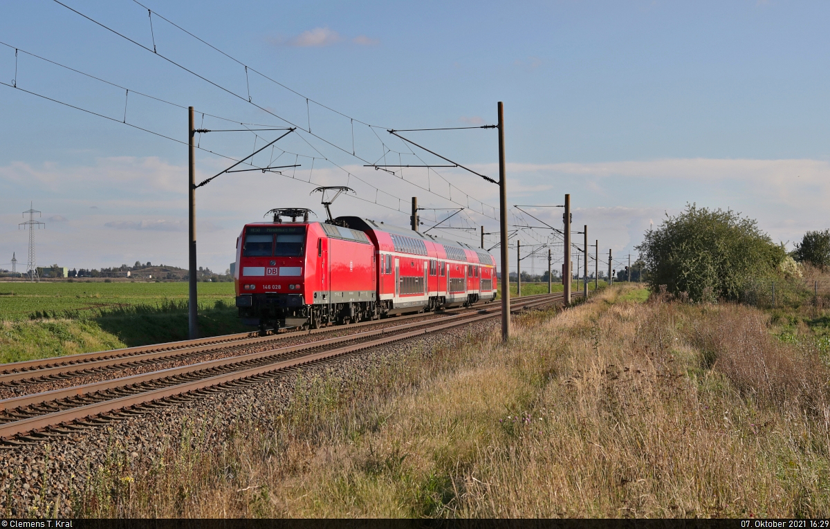 Eigentlich müsste 146 028-6 dem Bild zufolge rückwärts fahren, doch man hatte es wohl versäumt, vor der Abfahrt das Spitzensignal einzustellen.
Östlich von Eismannsdorf (Niemberg) konnte dieser Fehler beiläufig dokumentiert werden.

🧰 Elbe-Saale-Bahn (DB Regio Südost)
🚝 RE 16326 (RE30) Halle(Saale)Hbf–Magdeburg Hbf [+5]
🚩 Bahnstrecke Magdeburg–Leipzig (KBS 340)
🕓 7.10.2021 | 16:29 Uhr