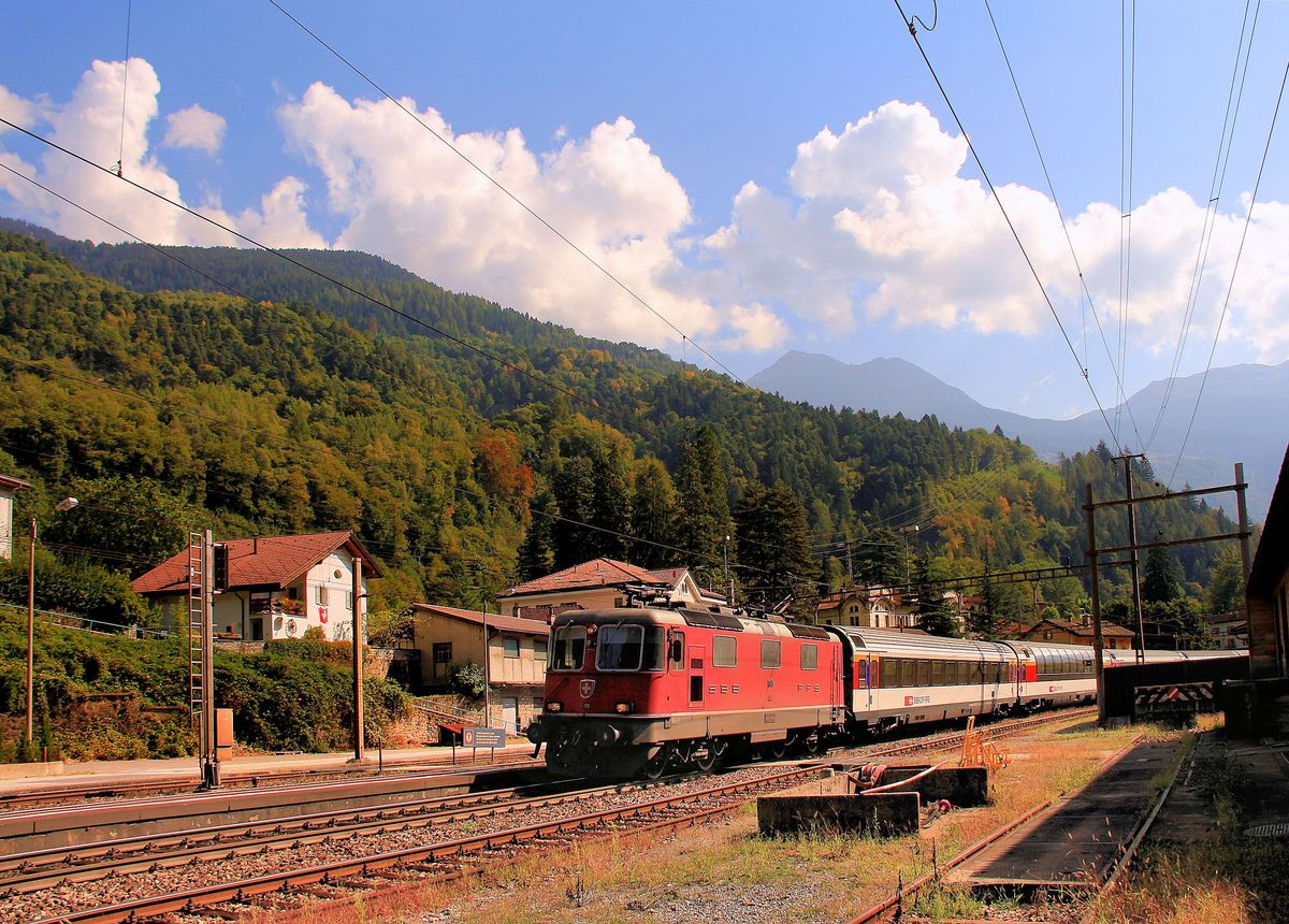 Eigentlich nichts Besonderes, und doch wohl bald Geschichte: Interregio in friedlicher Stimmung in Faido, Lok Re4/4 II 11191, 13.September 2016. 