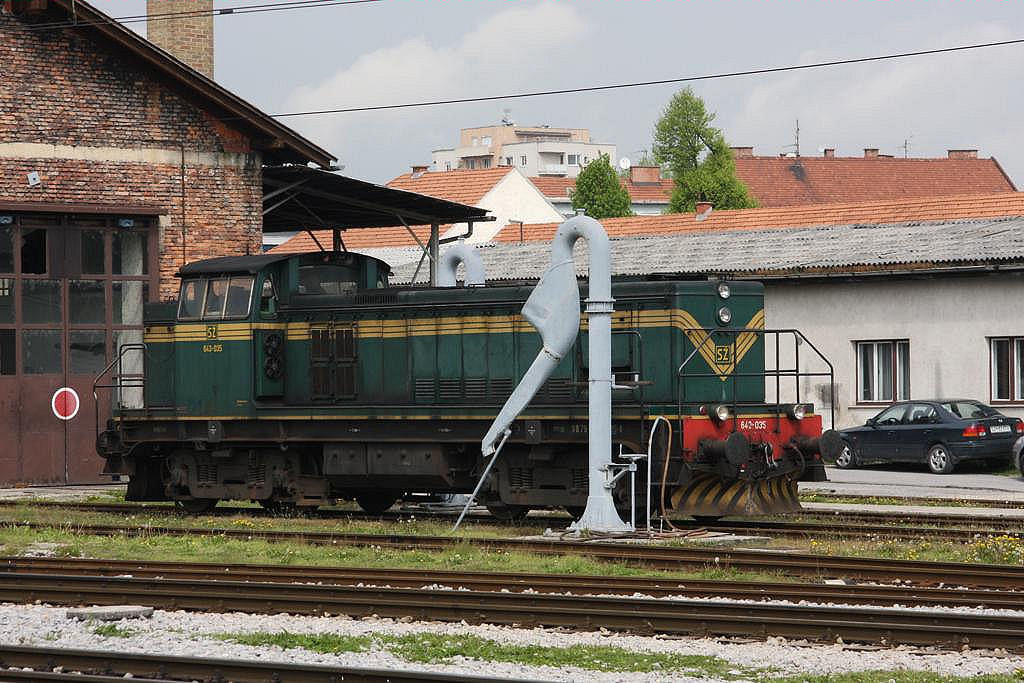 Eigentlich passt diese Szene gar nicht zum modernen Umfeld des Hauptbahnhof Lubljana. Am alten Wasserkran vor dem Lokschuppen hat am 30.4.2007 die Diesellok
642045 eine Rangierpause eingelegt.