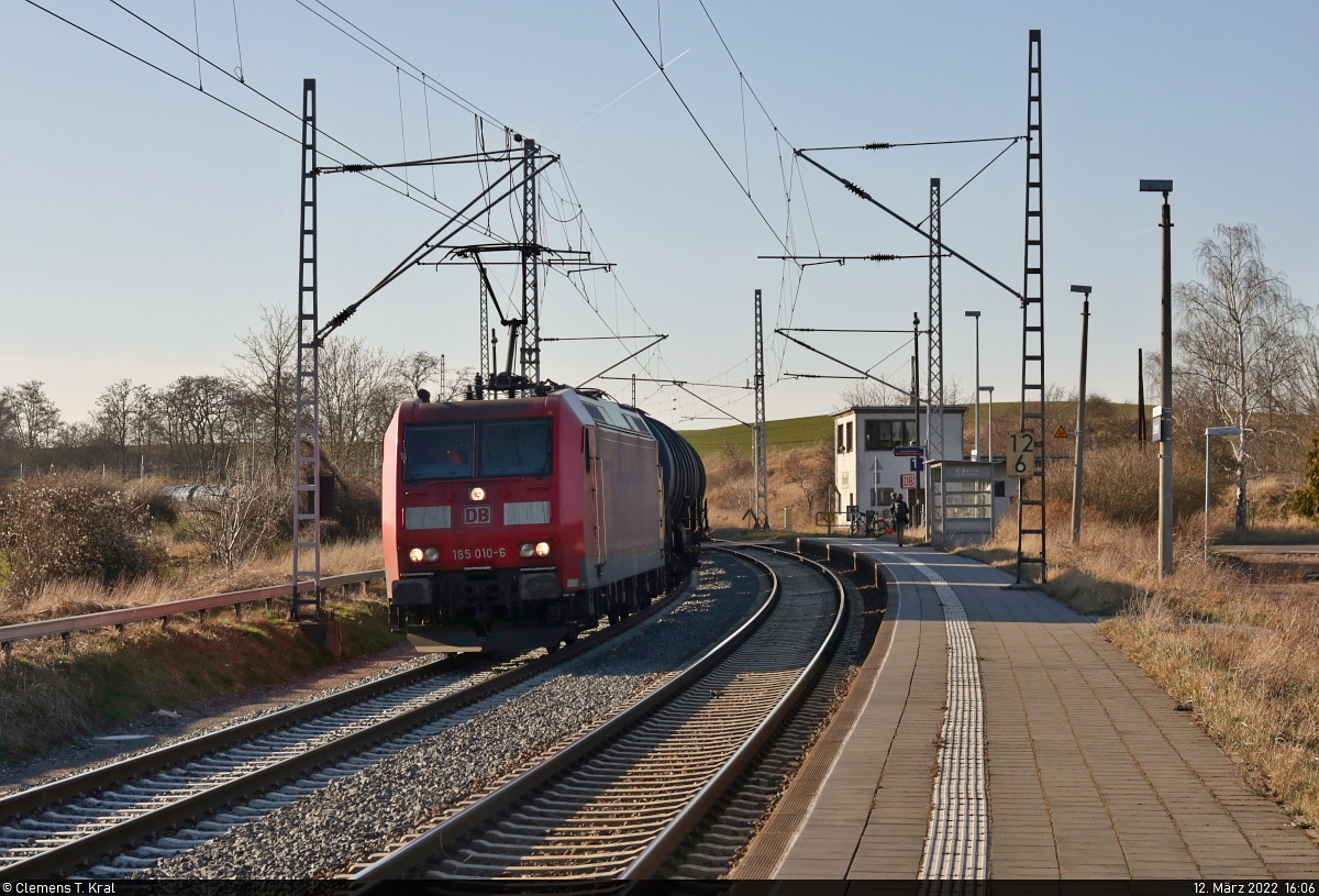 Eigentlich schon auf dem Rückweg gewesen, als sich die Schranke in Zscherben noch mal schloss. Ergebnis war ein Kesselzug mit 185 010-6 Richtung Halle (Saale).

🧰 DB Cargo
🕓 12.3.2022 | 16:06 Uhr