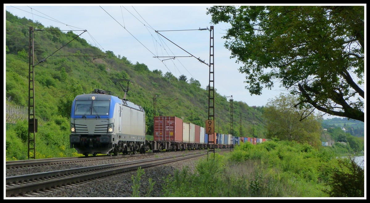 Eigentlich sollte an der Seite der Lok ja sowas wie  boxXpress.de  draufstehen. Früher war das wohl auch mal der Fall, aber so richtig lange gehalten hat die Aufschrift irgendwie nicht.
Die Lok ist aber dennoch interessant, auch wenn sie ein wenig nackt erscheint.
Das Design des Siemens Vectron ist gut getroffen. 
193 841 zieht am 14.5.15 einen Containerzug durch das Maintal.
Fotografiert bei Erlabrunn. 