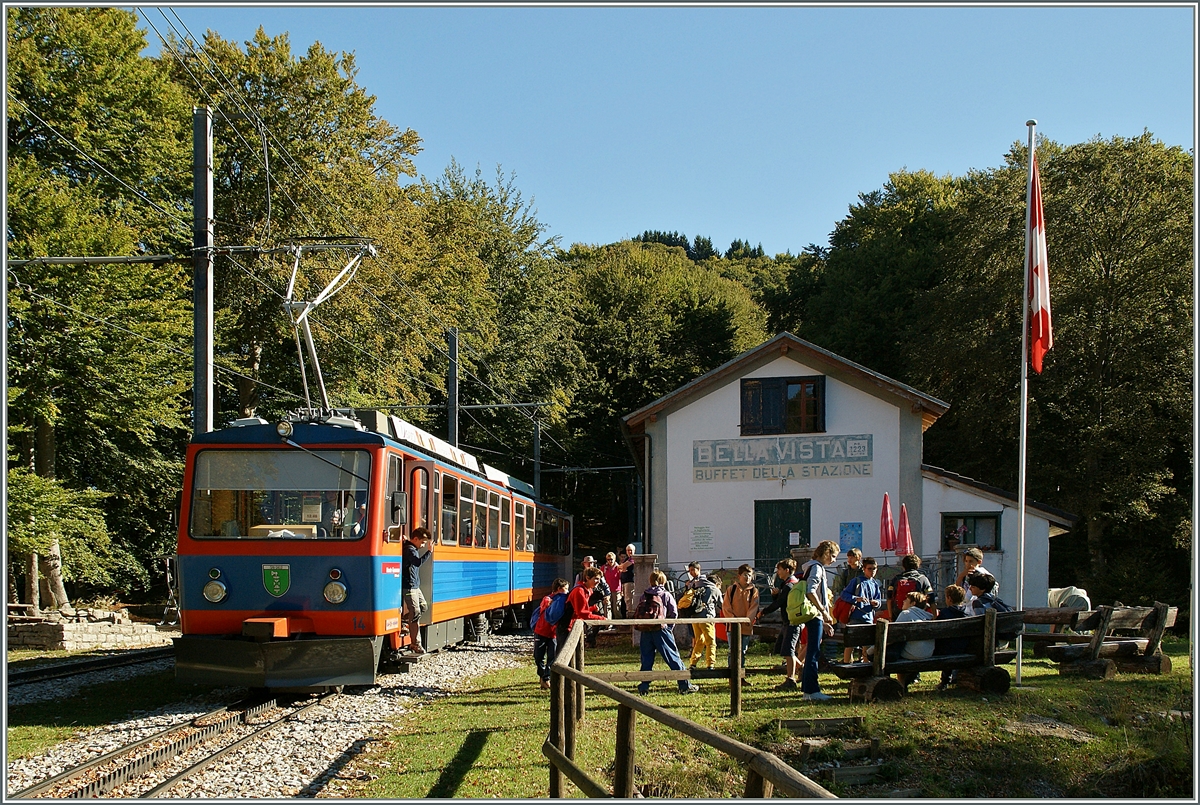 Eigentlich sollte der erste Zug, der Zug 11 gemss Fahrplan ohne Halt von Capolago Riva San Vitale bis zur  Gipfelstation Generoso Vetta fahren, doch bei der Zwischenstation Bella Vista leerte sich der Zug beim  ausserfahrplanmssigen Halt  fast vollstndig.
13. September 2013