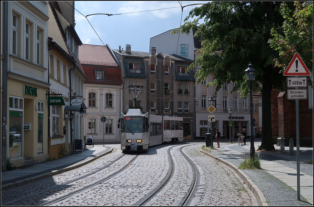 Eigentlich Thomas' Motiv -

Da Thomas die Bahn aus der anderen Richtung zuerst erwartete, suchte er sich dafür eine andere Fotostelle. Ich hingegen blieb an dieser  Zweirichtungs-Position  stehen und fotografierte die ostwärts fahrende Straßenbahn. Das Gegenlicht finde ich eher als bereichernd. 

21.08.2019 (M)


