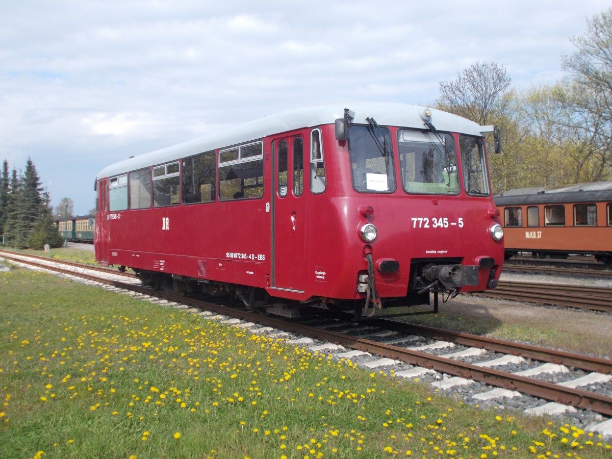 Eigentlich war der Einsatz von 772 345 nur bis zum 22.April 2015 zwischen Bergen/Rügen und Lauterbach Mole vorgesehen doch es sind ein paar Tage länger geworden.Doch vor ein paar Tagen dann das Pech für den LVT der einen technischen Schaden erlitt.Dadurch das kein Ersatz für den Triebwagen vorhanden war,mußte auf der KBS 190 SEV eingeführt werden.Am 26.April 2015 fotografierte ich den LVT in Putbus. 