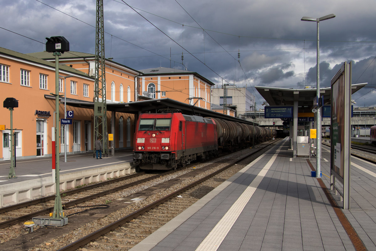Eigentlich wollte der Fotograf nicht mehr so oft ein Foto in einem Bahnhof einstellen, aber bei 185 216-9 konnte er sich dann doch für eine Ausnahme durchringen. Bahnhof Passau am 3. Oktober 2017. 