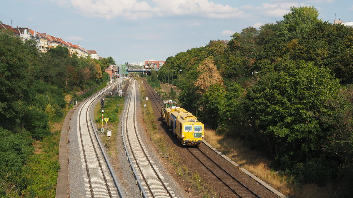 Eigentlich wollte ich nur den Kaffeezug aufnehmen, aber ich sah schon, dass da noch eine BR 232 mit leeren Kieszug wartet in B-Hermannstraße.
Nachdem letzterer durch war, kam als  Lückenfüller  ein  Stopfexpress 09-3X  samt unbekannter Lok als Anhang.
Im Hintergrund die Station B-Hermannstraße.


Aufgenommen von der Oderstraßenbrücke 17.03 Uhr. 
Berlin, der 19.08.2020