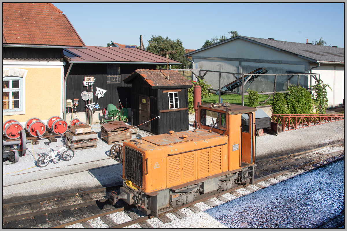 Eigentlich wollte ich den Samstag mit dem strahlenden Wetter ausschließlich für Bilder vom Flascherlzug nutzen. 
Da kamen mir doch grade die beiden  8er  in die Quere. 
VL8 vor der Brücken Waage und der ehemaligen Tankstelle im Bahnhof Stainz. 
5.09.2020