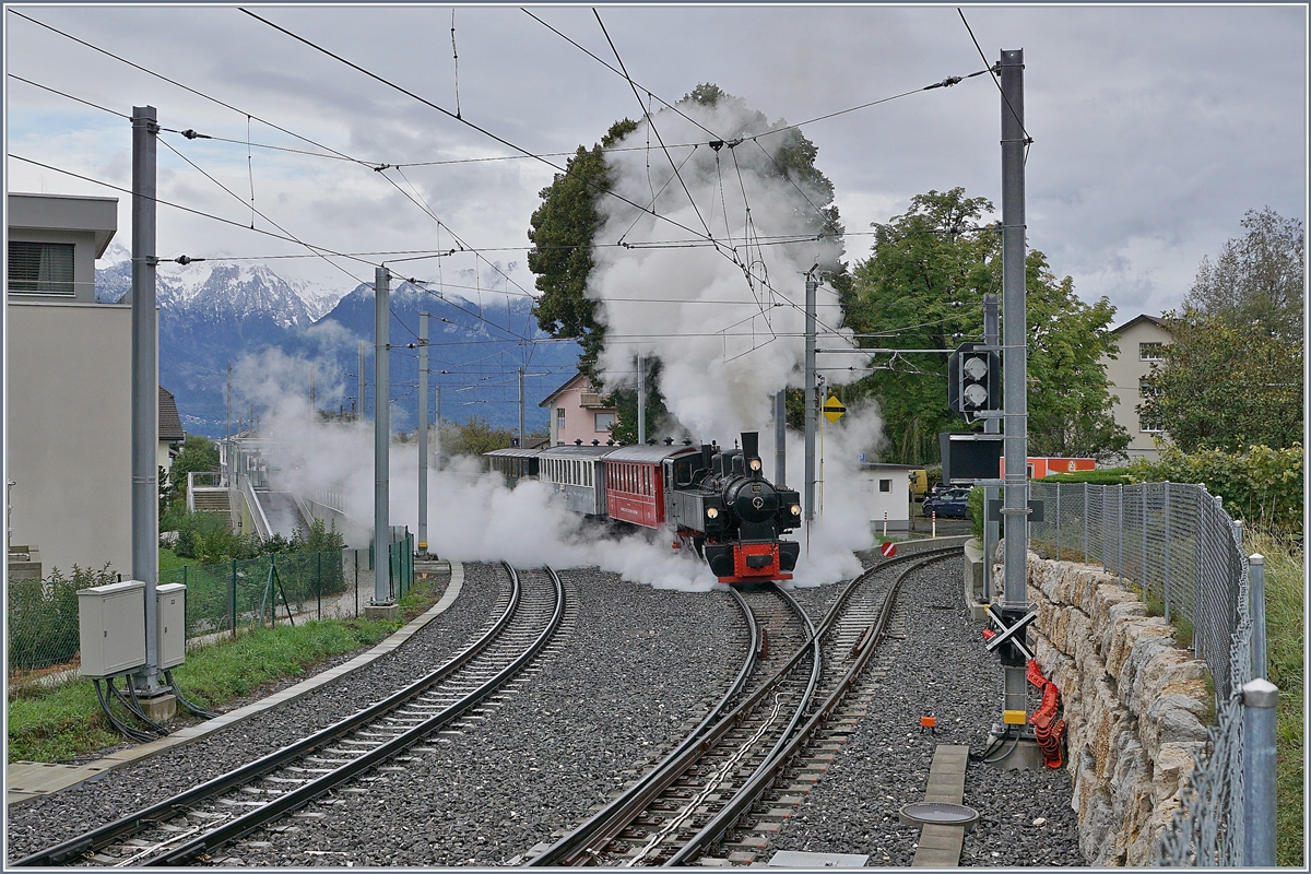 Eigentlich wollte ich in St-Légier Gare den jeden letzten Sonntag im Monat verkehrenden Blonay-Cahmby Bahn  Riviera Belle Epoque  Zug fotografieren, war dann aber erstaunt, dass dieser gut zehn Minuten zu früh kam; merkte aber bald, dass es sich bei diesem von der G 2x 2/2 105 gezogen Zug um einen Extrazug handelt der herrlich dampfen eine Gesellschaft nach Chaulin brachte. 
(Der  Riviera Belle Epoque  kam dann sozusagen auf Blockdistanz).

27. Sept. 2020