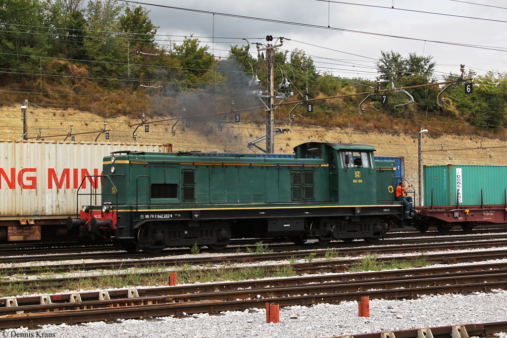 Eigentlich wollten wir am 25.08.2013 nochmal an die Koperrampe fahren. Doch leider herrschte an diesem Tag stark bewlktes Wetter mit Regenschauern. So beschlossen wir in Koper zu bleiben und wenigstens ein paar Bahnhofsbilder zu machen. Neben dem Personenbahnhof wurde auch der Rangierbahnhof besucht. 642 203 rangierte dort.