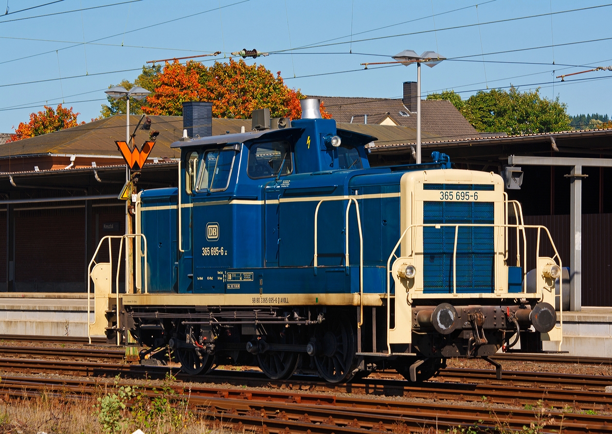 Eigentlich zeige ich nicht gerne das gleiche Motiv zweimal kurz hintereinander, aber hier war das Licht so gut...

Die 365 695-6 der Aggerbahn (Andreas Voll e.K., Wiehl), ex DB V 60 695, ex DB 261 695-1 sowie ex DB 361 695-0, abgestellt am 29.09.2013 in Kreuztal.

Die V60 der schweren Bauart wurde 1960 von MaK unter der Fabriknummer 600284 gebaut und als V 60 695 an die DB geliefert, 1968 erfolgte die Umzeichnung in 261 695-1, eine weitere Umzeichnung in 361 695-0 erfolgte 1987. Ein Umbau mit Einbau einer Funkfernsteuerungen und Umzeichnung in 365 695-6 erfolgte 1989. Bis zur z-Stellung im Mai 2005 lief die Lok bei der DB bzw. Railion Deutschland AG, die endgltige Ausmusterung erfolgte dann am 12.02.2007. Ab 2008 war die Lok bei GK Lokservice GbR (Duisburg), bis sie 2012 zur Aggerbahn kam. Hier trgt sie nun auch die NVR-Nummer 98 80 3365 695-6 D AVOLL.