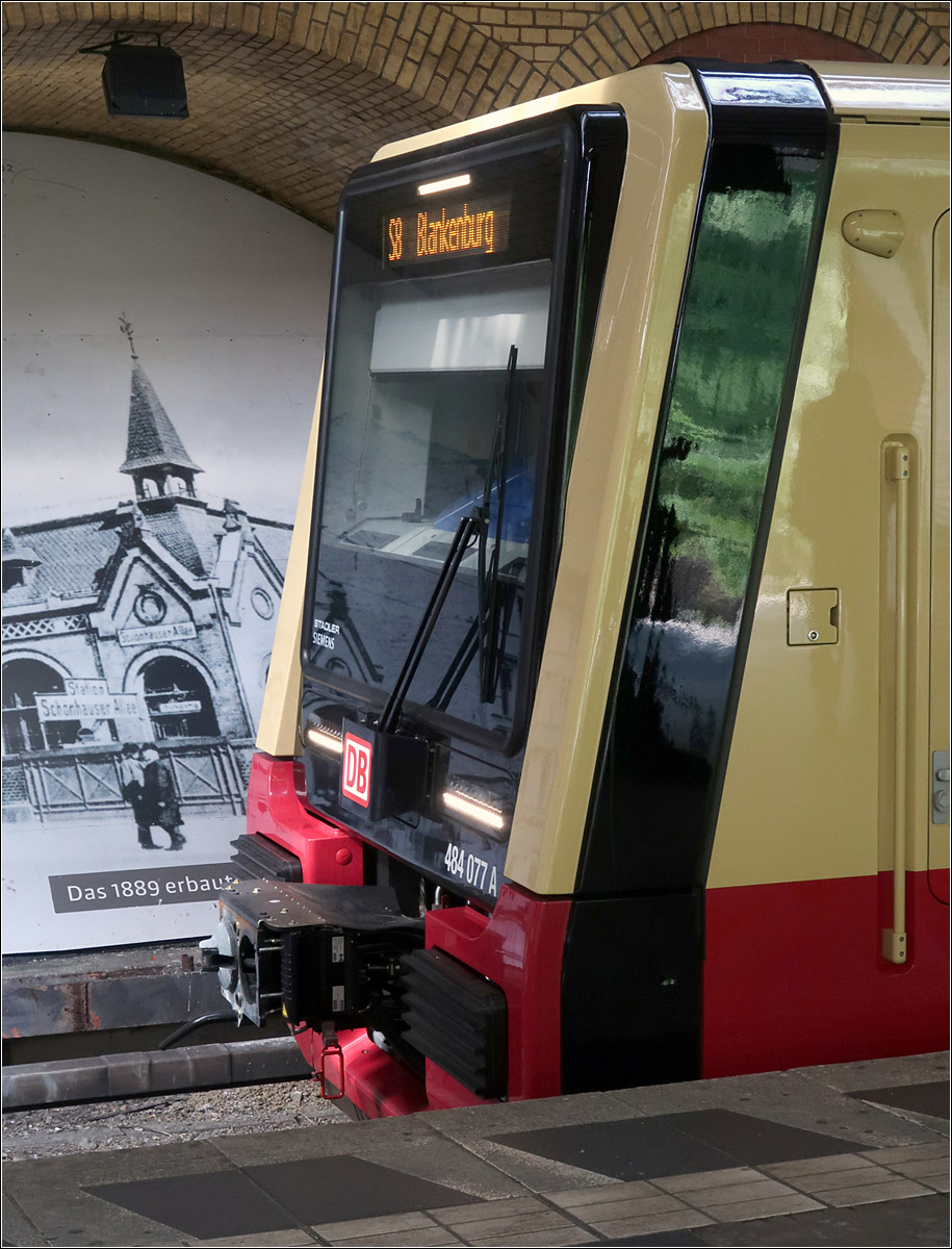 Eigenwillig - 

... die Front der Berliner S-Bahnbaureihe 483/484 auch mit dem schwarzen Band. 

Bahnhof Schönhauser Allee, 14.07.2023 (M)