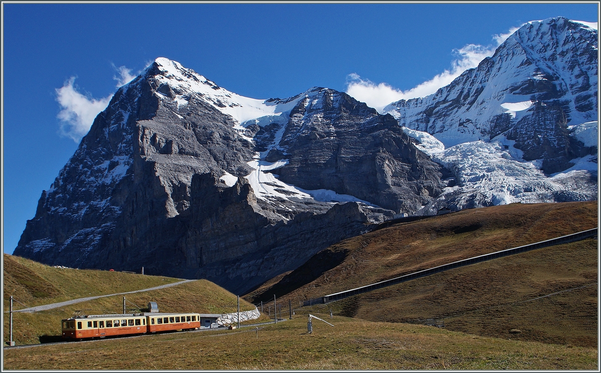 Eiger, Mönch und Junfraubahn.
BDhe 2/4 mit Bt zwischen  Eigenrgletscher  und der  Kleinen Scheidegg . 
9. Oktober 2014