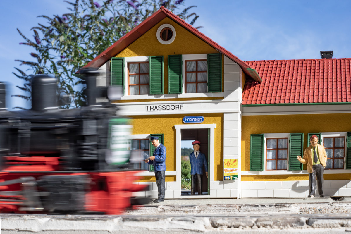 Eilig hatten´s die Züge auf der Gartenbahn an diesem Sonntag ( 17.08.2019 ) 
Auch hier in Trassdorf gab es für die Fahrdienstleiter alle Hände voll zu tun.