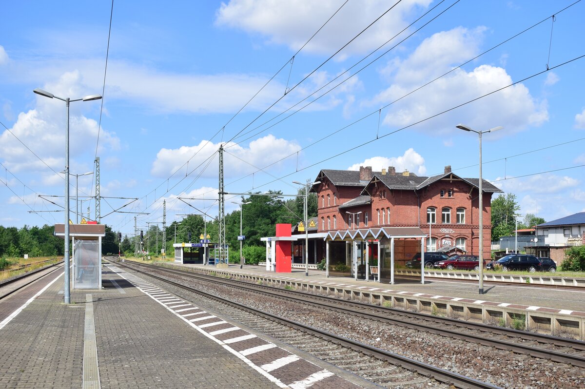 Eilsleben war bis in die 2000er ein Knotenpunkt. Früher konnte man von hier aus in 5 verschiedene Richtungen fahren. Richtung Schöningen, Haldensleben, Helmstedt, Magdeburg und Blumenberg. Heute sind noch alle Bahnsteige erhalten jedoch nur noch die 2 Mittelbahnsteige in Betrieb. Die Strecke nach Schöningen verlor durch die deutsche Teilung bereits 1945 ihren Verkehr.Nach Haldensleben wurde der Verkehr zum 22.12.2000 einstellt. Nach Blumenberg konnte man bis zu 28.9.2002 noch fahren dann wurde auch diese Nebenbahn stillgelegt. Auch dieser Bahnhof wurde wie alle Bahnhöfe zwischen Helmstedt und Magdeburg 1993 modernisiert auf den damaligen Standart. 

Eilsleben 17.07.2023