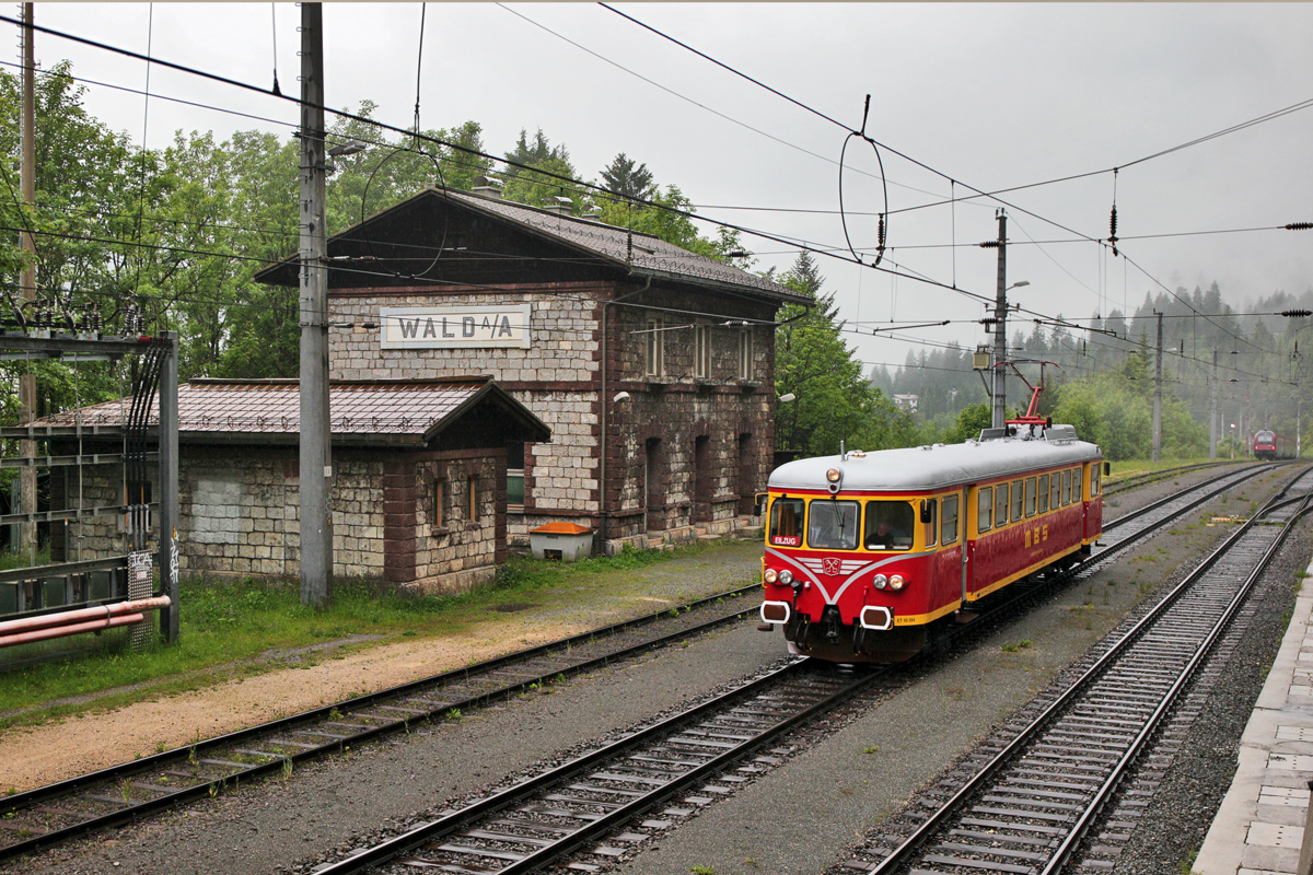 Eilzug ET 10.102 fährt zum Nostalgiefest des Südbahn Museums von Lindau nach Mürzzuschlag,hier fährt der nostaligische Triebwagen bei Regenwetter am frühen Morgen in Wald a/A vorüber.Bild vom 11.6.2016