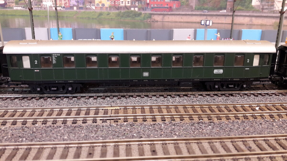 Eilzugwagen A4ü der Gruppe 23, Baujahr 1925. Eine sogenannte Teilstahlbauweise, vernietete Stahlprofile und Platten. Diese Wagen wurde auch der Form wegen Hechtwagen genannt.
Auch diese Wagen führen noch bis in 70er Jahre hinein. Sehr schöne Modell von Lima