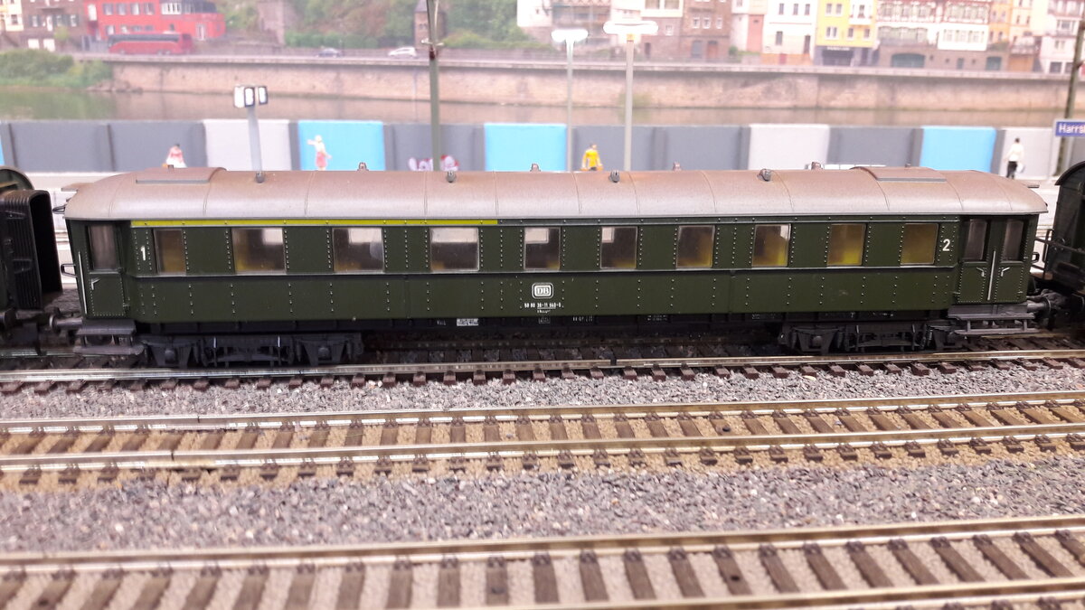 Eilzugwagen BC4i-30 der Gruppe 28, Baujahr ab 1930. Eine sogenannter Ganzstahlwagen, vernietete Stahlprofile und Platten. Da die vorangegangenen Hechtwagen wegen der Form sehr Schmutzanfällig waren, wurden diese Wagen mit den zurückversetzen Türen entwickelt. Auch diese Wagen führen noch bis in 70er Jahre hinein, Modell Liliput