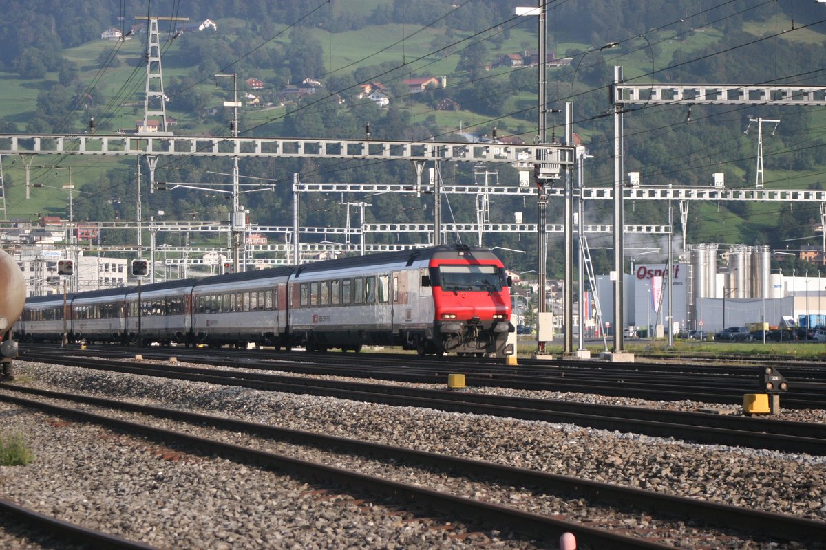 Eim Imtercity von Zürich fährt durch das Gleisvorfeld von Sargans nach Chur. Schublok ist die Re 460 044.

Sargans, 23.08.2019