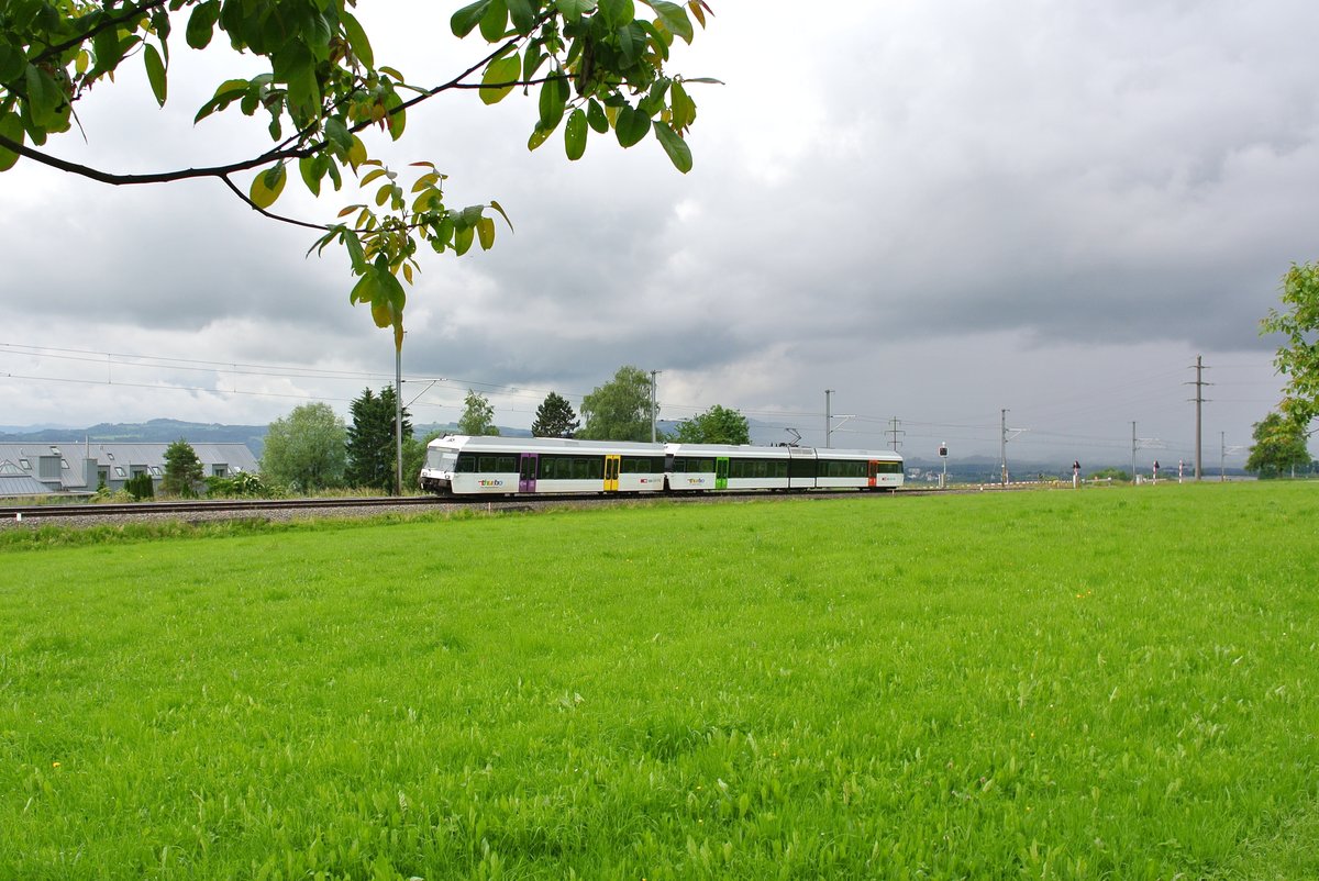 Ein 1. Serie GTW mit einem Bt als S14 25838 bei Berg, 05.06.2016.