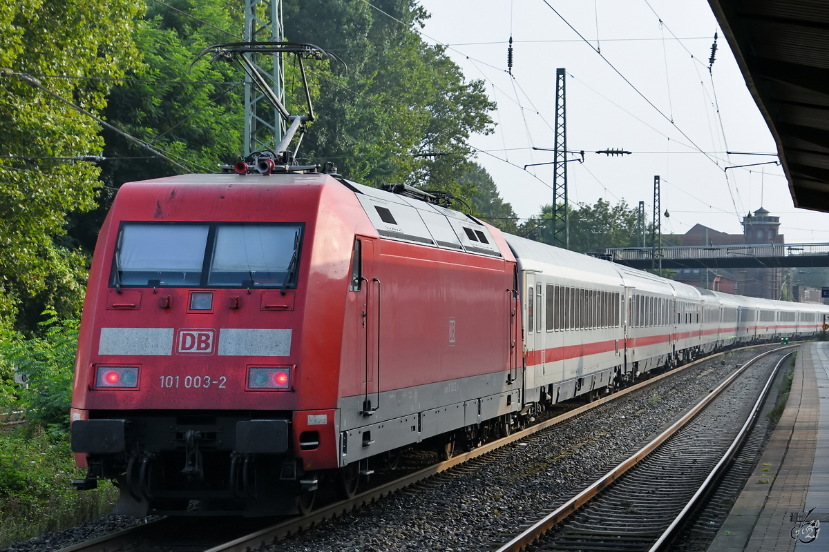 Ein von 101 003-2 geschobener IC ist hier Mitte September 2021 bei der Durchfahrt in Wuppertal-Unterbarmen zu sehen. 