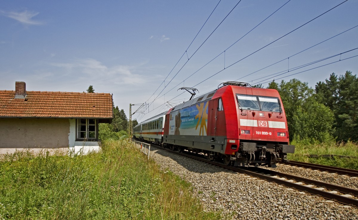 Ein von 101.099 geführter Fernzug, passiert am 12.07.2015 die ehemalige Blockstelle Ametsbichl, in südliche Richtung