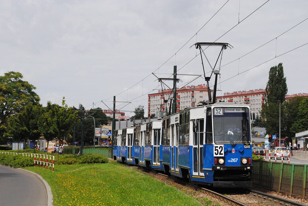 Ein 105Na - Dreiwagenzug der Linie 52, bestehend aus den Tw.267 + 268 + 269, verläßt am Rondo gen. Maczka die Haltestelle DH Wanda. (19.08.2021)