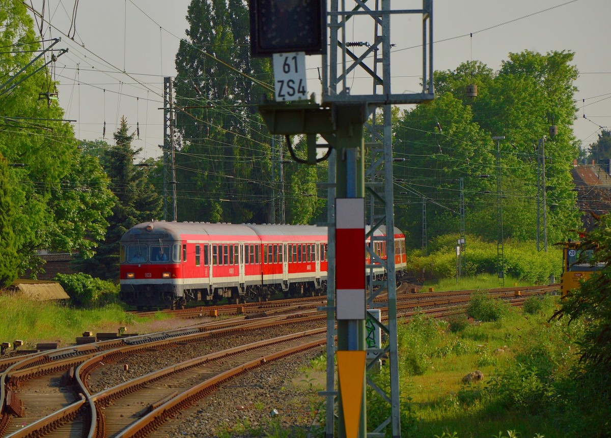 Ein von einer 111 geschobener RE8 Verstärkerzug fährt in den Rheydter Hbf ein auf seinem Weg nach Kaldenkirchen. 5.5.2014