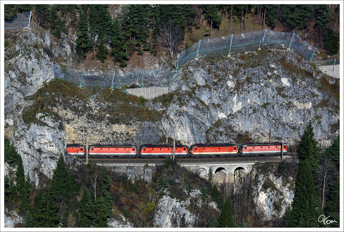 Ein 1144er Lokzug, mit der Schachbrett 1144 117 an zweiter Stelle gereiht, rollt durch den Kleinen Krausel Tunnel in Richtung Breitenstein.  
8.11.2013