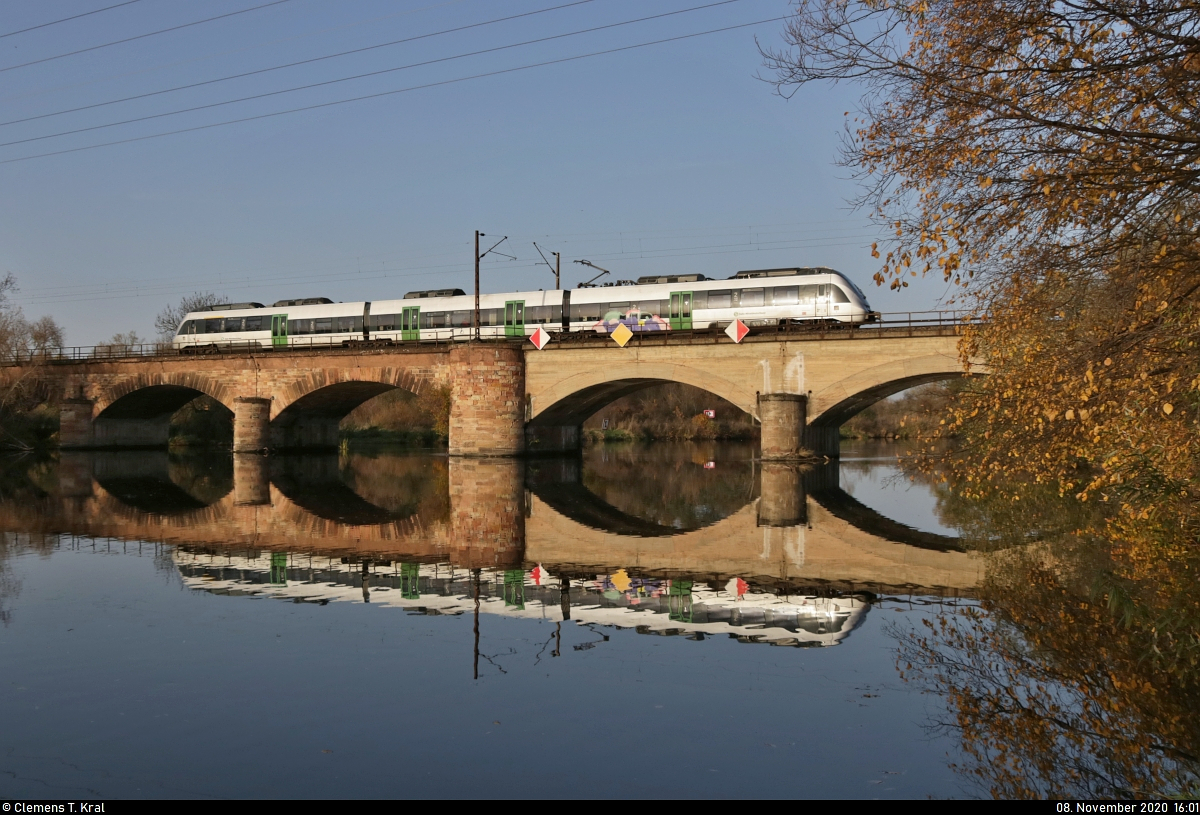 Ein 1442 (Bombardier Talent 2) befährt die Saalebrücke in Halle-Wörmlitz, unmittelbar vor dem Abzweigen zum Bahnhof Halle Südstadt.

🧰 S-Bahn Mitteldeutschland (DB Regio Südost)
🚝 S 37743 (S7) Halle-Nietleben–Halle(Saale)Hbf
🚩 Bahnstrecke Halle–Hann. Münden (KBS 590)
🕓 8.11.2020 | 15:01 Uhr