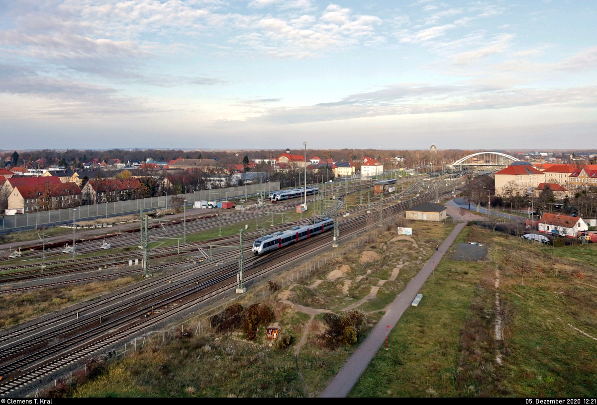 Ein 1442 (Bombardier Talent 2) verlässt den Startbahnhof Dessau Hbf auf Gleis 4.
Aufgenommen vom Räucherturm.

🧰 S-Bahn Mitteldeutschland (MDSB II | DB Regio Südost)
🚝 S 37837 (S8) Dessau Hbf–Halle(Saale)Hbf
🚩 Bahnstrecke Trebnitz–Leipzig (KBS 251)
🕓 5.12.2020 | 12:21 Uhr