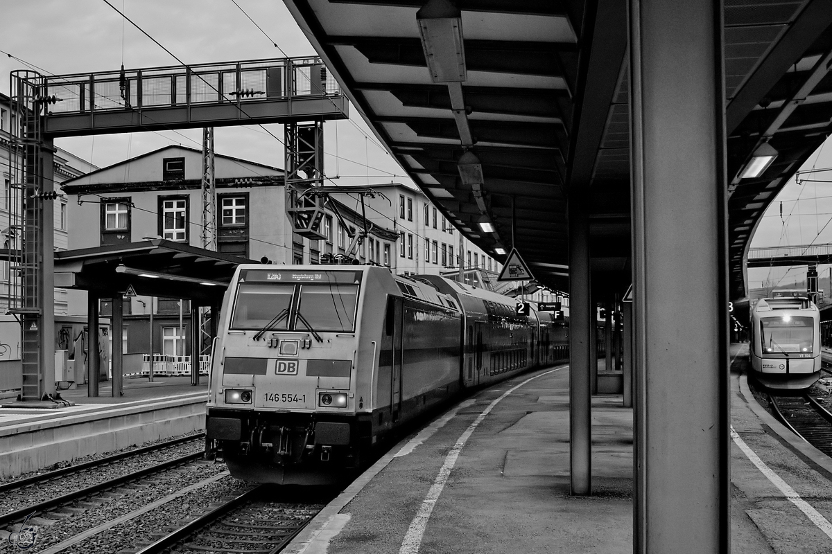 Ein von 146 554-1 geschobener IC2 im Februar 2021 beim Halt am Hauptbahnhof Wuppertal.