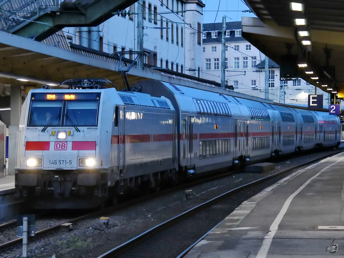 Ein von 146 571-5 gezogener IC2 beim Halt am Hauptbahnhof Wuppertal, so gesehen im Februar 2021.