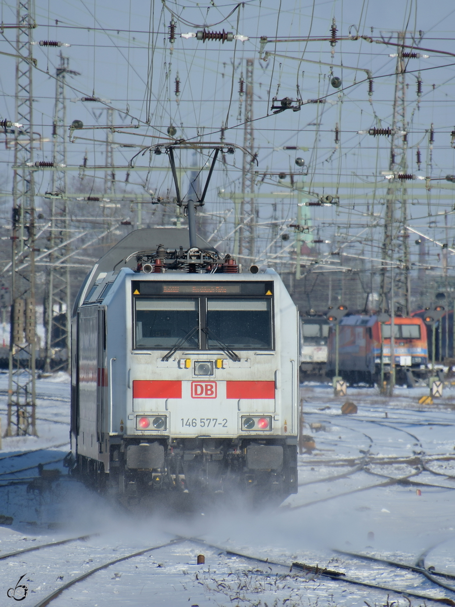 Ein von 146 577-2 geschobener IC2-Zug ist hier im Februar 2021 in der Nähe des Hauptbahnhofes in Wanne-Eickel abgelichtet worden.