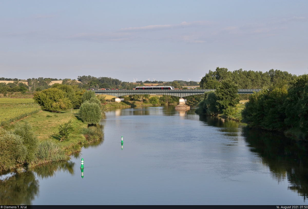 Ein 1648 (Alstom Coradia LINT 41) überquert in der Morgensonne die Saale bei Könnern und wird gleich den gleichnamigen Bahnhof erreichen. Aus Fahrgastsicht sicher die schönste Stelle entlang der Strecke, um den Blick nach draußen schweifen zu lassen, für den Fotografen hingegen nicht die beste Sicht.

🧰 Abellio Rail Mitteldeutschland GmbH
🚝 RE 75705 (RE4) Goslar–Halle(Saale)Hbf
🚩 Bahnstrecke Halle–Vienenburg (KBS 330)
🕓 16.8.2021 | 7:50 Uhr