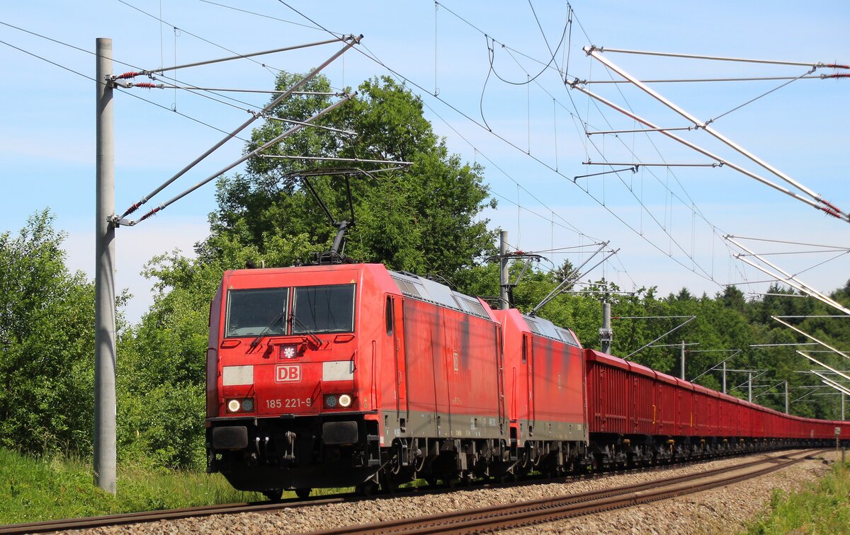 Ein 185 - Doppel mit Innofreigt  Scrap Tainer  - Ganzzug am 27.06.2021 auf der KBS 950/951 bei Grafing.