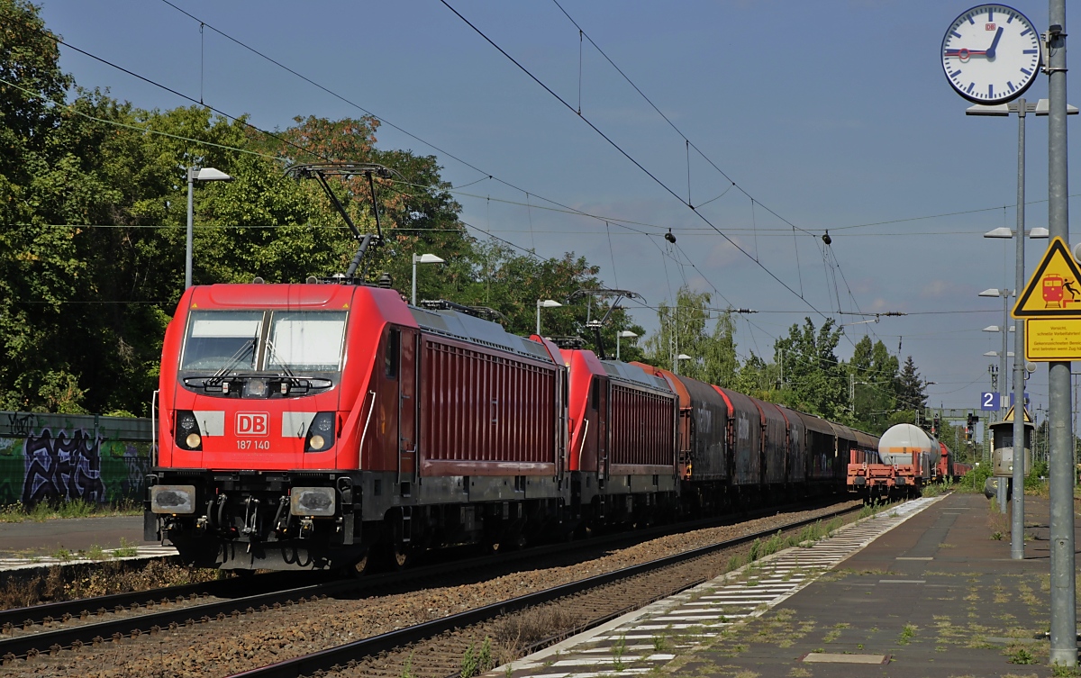 Ein 187-Doppel mit 187 140 an der Spitze zieht am 18.08.2018 einen Güterzug durch Königswinter Richtung Süden