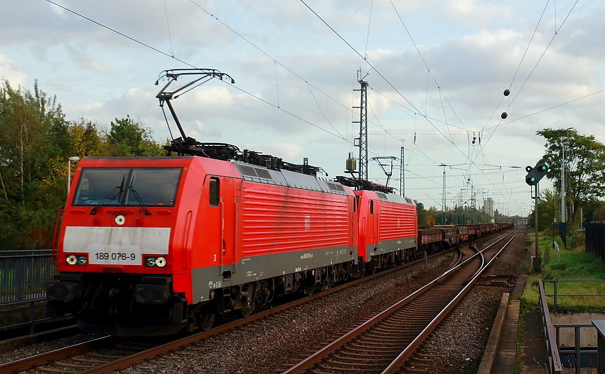 Ein 189-Doppel mit 189 078-9 an der Spitze durchfährt am 12.10.2017 den Bahnhof Nievenheim