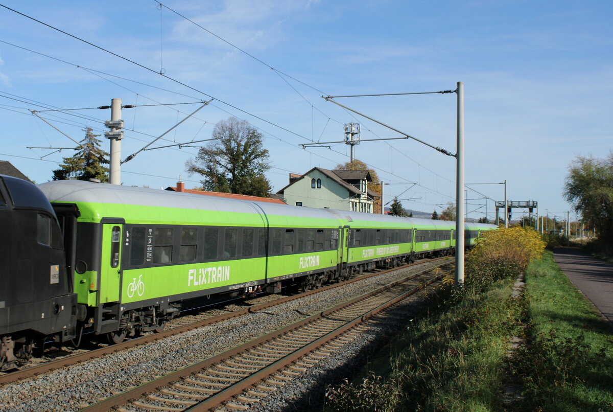 Ein 2. Klasse FlixtrainWagen im umgeleiteten FLX 1243 von Berlin Hbf (tief) nach Basel Bad Bf, am 27.10.2022 in Vieselbach.