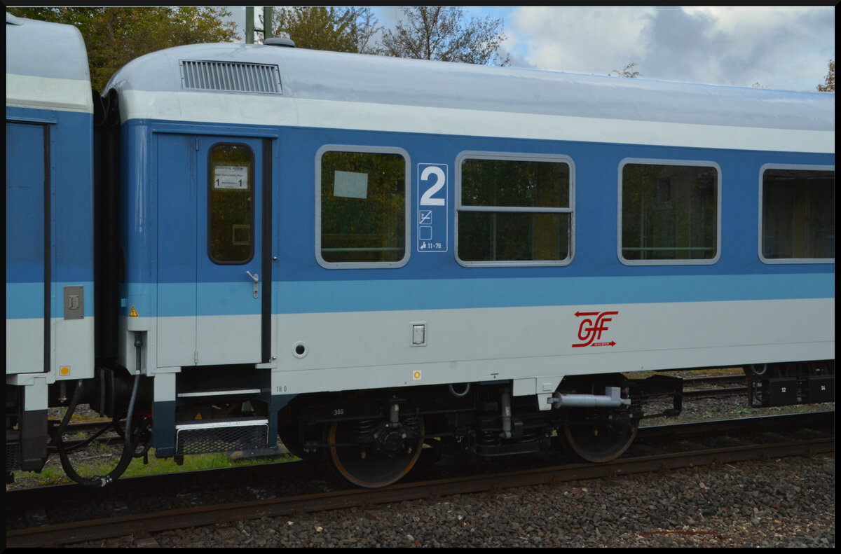 Ein 2. Klasse InterRegio-Wagen der GfF eingereiht in den Sonderzug DZ 1811 Bad Kissingen - Kempten am 11.10.2026 in Oberwerrn.