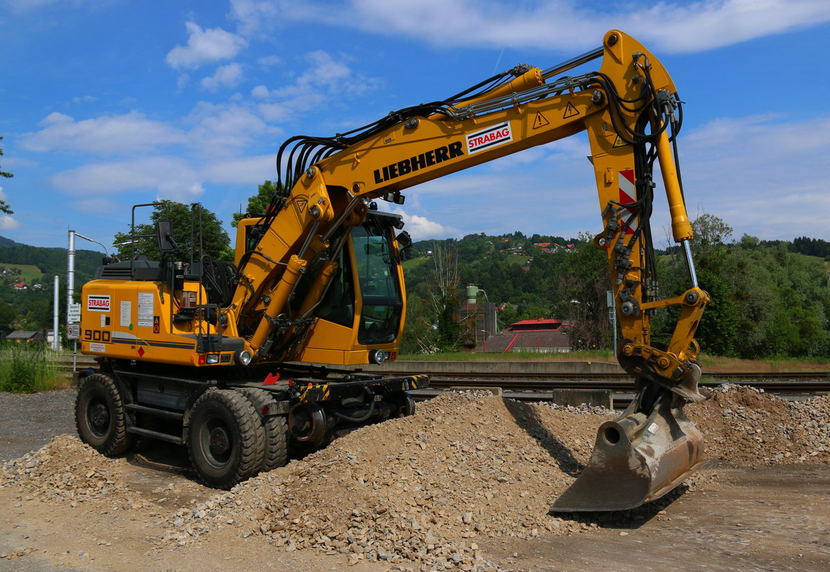 Ein 2-Wege Bagger wartet in Deutschlandsberg auf weitere Arbeit . 
31.Mai 2017